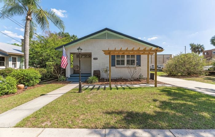 Spacious 1 block to Downtown Mt. Dora 