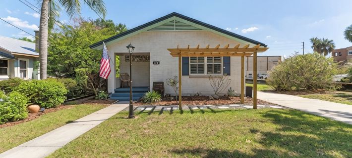 Spacious 1 block to Downtown Mt. Dora "The Brick Haven" with Garage Gameroom!! Hotels in Mount Dora