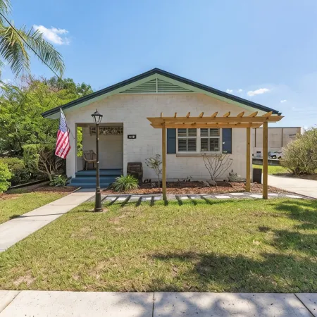 Spacious 1 block to Downtown Mt. Dora "The Brick Haven" with Garage Gameroom!!