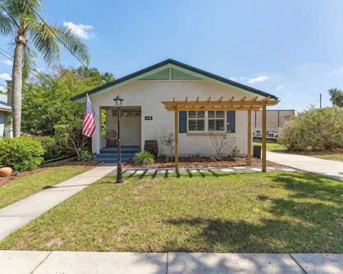 Spacious 1 block to Downtown Mt. Dora "The Brick Haven" with Garage Gameroom!! Hotels in Mount Dora