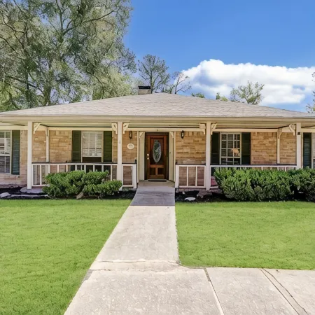Spacious 4BR for Groups - 3 min to Woodlands Mall, Concerts & More!