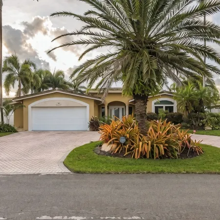 Palm Villa: New Remodel / Waterfront / Salt Water Pool!