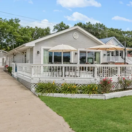 Beautiful 6 bedroom lake house with pontoon available for rent