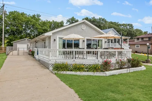 Beautiful 6 bedroom lake house with pontoon available for rent