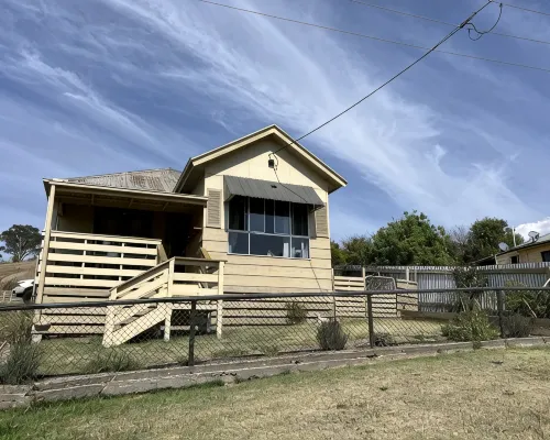 Cute and quaint country cottage in the heart of Omeo Victoria. Hotéis em Omeo
