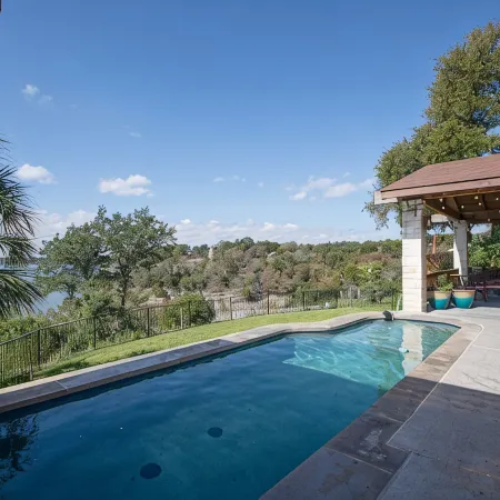 Lakefront 3 Bedroom Home with Gorgeous Sunsets and Private Pool & New Spa!