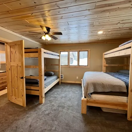 Escape to Our Cozy Lakeside Cabin-Great Sunset Views-1 Hour from Cities