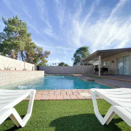 Luxury Pool Home for 10– Near ASU & Airport - BBQ -