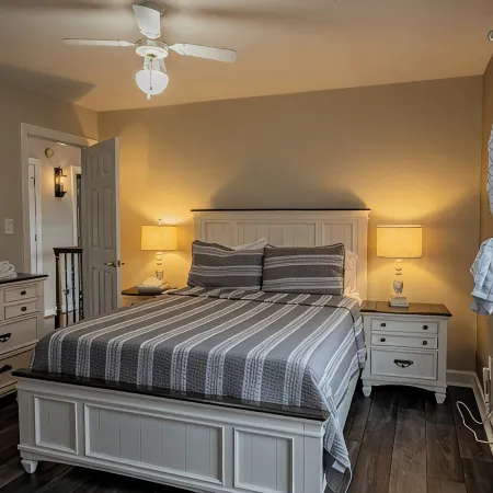 Spacious 5-bedroom farmhouse in peaceful Nokesville with Pool