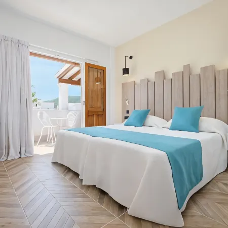 AzuLine Apartamentos Can Sanso Отели рядом с достопримечательностью «Пристань для яхт Санта-Эулалия»