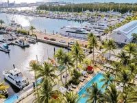 Sentient Waters: 63' Boat With Full Amenities & Sun Deck Hoteles en Stock Island