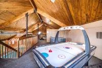 Cozy 2 Bed, 2 Bath Condo on Golf Course with Hot Tub, Sauna & Pool! - 3-Star