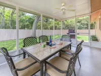 Venice Palm Villa - Minutes to the Beach - Screened Patio- Fenced yard! Hotels in Venice Gardens