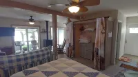 Cozy All Season Bungalow right on the Lake  wine and brewery trail. - balcony