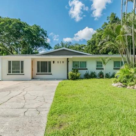 Home w/Heated Pool 10 Mins to Clearwater Beach!