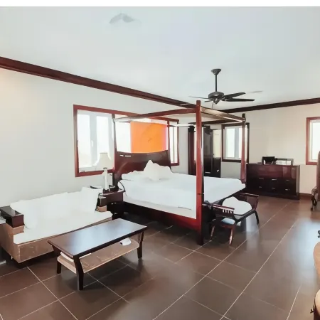 Beautiful Villa with Beach Access