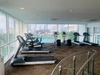 Paragon Suites Jacuzzi Suites by MWM - 健身室/gym room