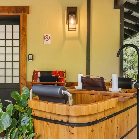 Volcano Tea House Cottage - Spa Bath, Hot Tub, and Fireplace with Japanese Decor Отели в г. Волкейно