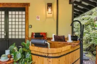 Volcano Tea House Cottage - Spa Bath, Hot Tub, and Fireplace with Japanese Decor