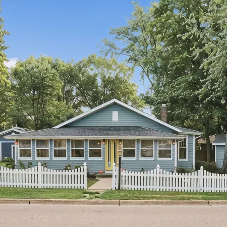 Cozy Cottage for 8, Fire Pit + Short Walk to Town