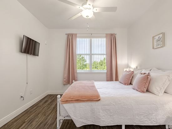 Think Pink in Kissimmee - Gorgeous 2BD with free WIFI, free parking and more!!