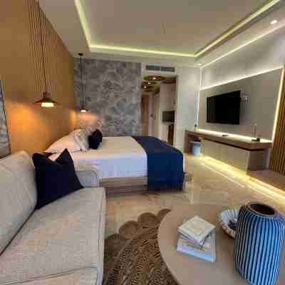 Serene Apartment in Samana, w/view of Bay, pool, gym & WiFi Rooms