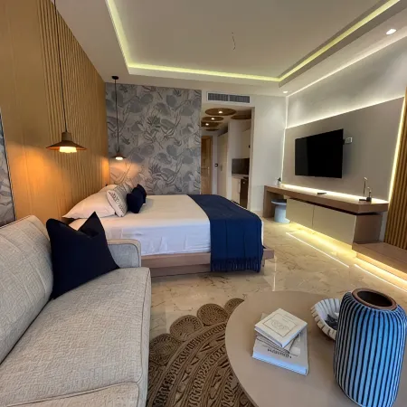 Serene Apartment in Samana, w/view of Bay, pool, gym & WiFi