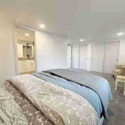 Newly renovated 3B2B main home with yard, AC in lovely Seattle Mt Baker Rooms