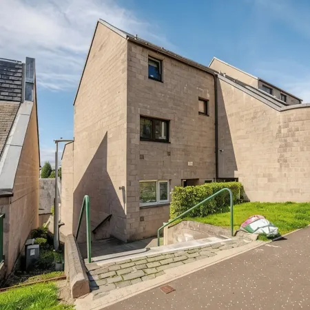 Riverside Garden Apartment with lovely River Tay views and parking