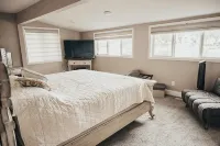 HEAVENLY Portage Lakes water front 4-bedroom cottage with HOTTUB, dog friendly! - Boutique