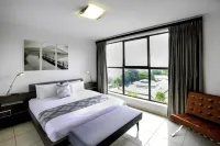 The Nicol Hotel and Apartments Hotele w: 