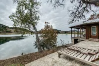 Private cabin on 10 acre lake, 4.5 miles from Boerne - 4성급