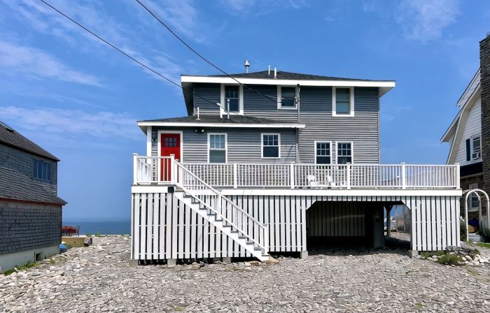 Oceanside - 4 Bedroom Family-Friendly Oceanfront Home