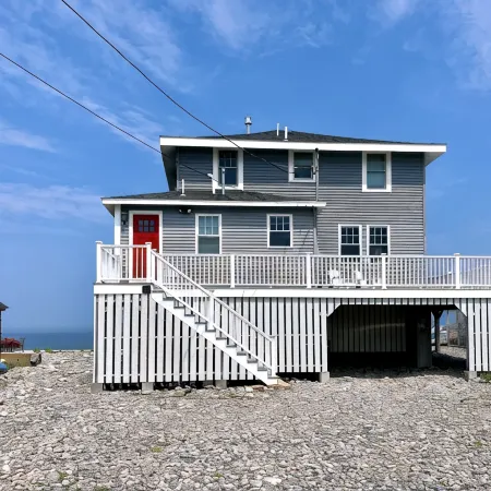 Oceanside - 4 Bedroom Family-Friendly Oceanfront Home