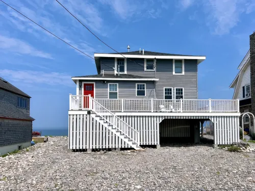 Oceanside - 4 Bedroom Family-Friendly Oceanfront Home - Wifi
