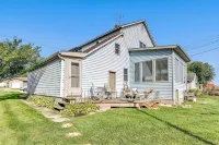 Waterfront Getaway with reserved Dock/Boat Slip on Ahnapee River Wifi