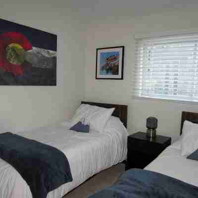 Renovated Condo, Avon Colorado, River Views and walk to Beaver Creek Shuttle Rooms