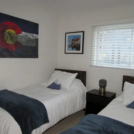 Renovated Condo, Avon Colorado, River Views and walk to Beaver Creek Shuttle