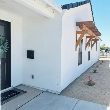 charming 3-bedroom home near sloan park/chicago cubs & light rail