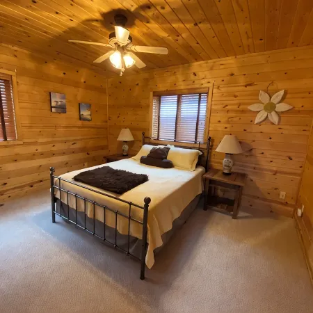 Beautiful Home in the Woods Отели в г. Ленрут