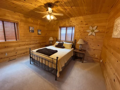 Beautiful Home in the Woods - Homestays