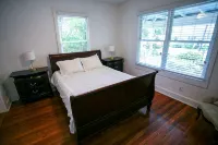 Charming bungalow with wraparound porch in Thunderbolt - Homestays