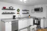 Modern 3-bedroom Guest Suite by Silicon Slopes