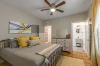 6 KING Beds + Walk to Streetcar + Balcony - Balcony
