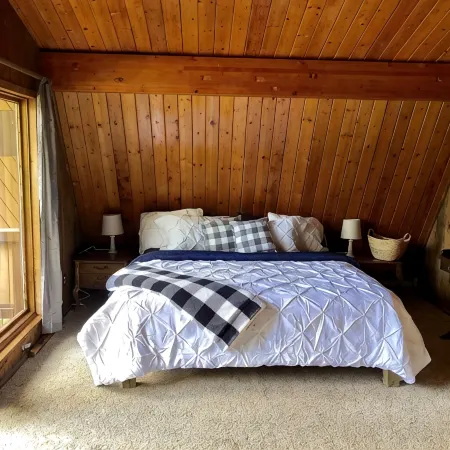 Charming Family Ski Chalet Less Than 5 minutes Drive to Okemo/Jackson Gore