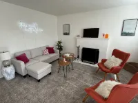 Entire Home by Newport Beach, Disneyland and SNA! Pet Friendly Home Downtown