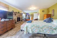 Spacious home with private lake front - Wifi