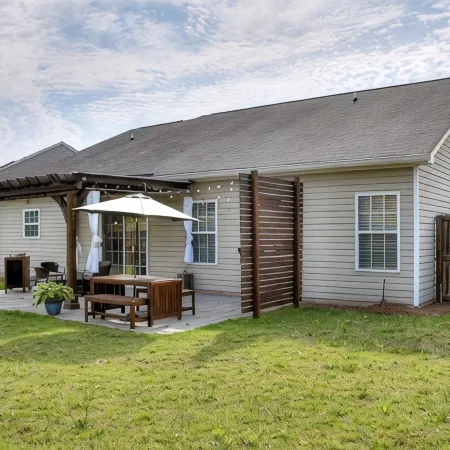Nice Place to Relax. Spacious, Clean, and Close to Everything. Great Backyard.