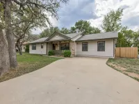 7 Bed Home / Mins to Wineries / Walk to Town Square