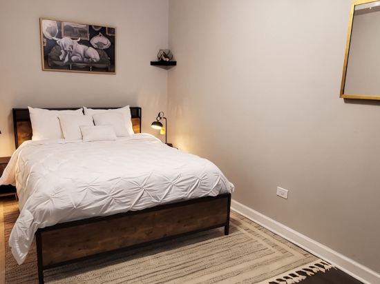 Free Parking & Pet Friendly in  Bucktown/Logan Square Apt, Close to Everything!